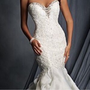 Alfred Angelo White Strapless Beaded Mermaid Ruffle Bridal Dress with Veil